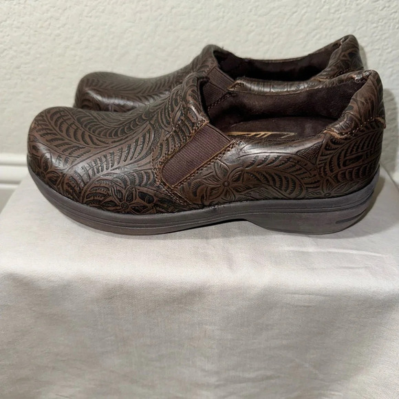 easy street Shoes - Easy Street  Women's Easy Works By Lyndee Slip Resistant Clogs Size 6